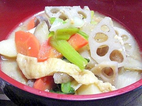 蓮根の歯ごたえが美味しいトン汁